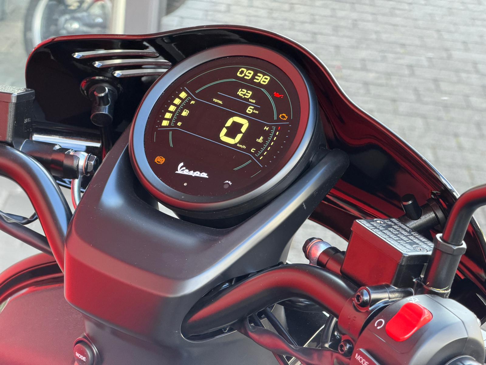 PIAGGIO Vespa GTV 300 Black Edition-image-8