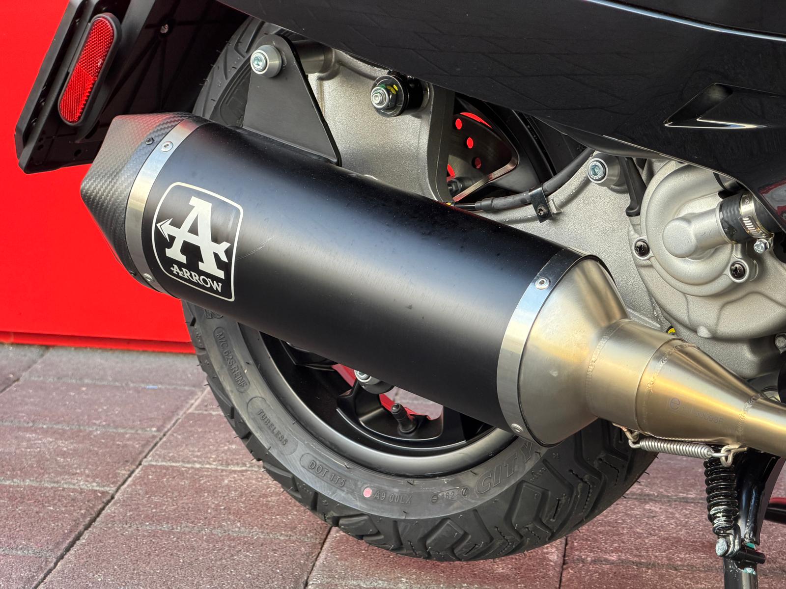 PIAGGIO Vespa GTV 300 Black Edition-image-9