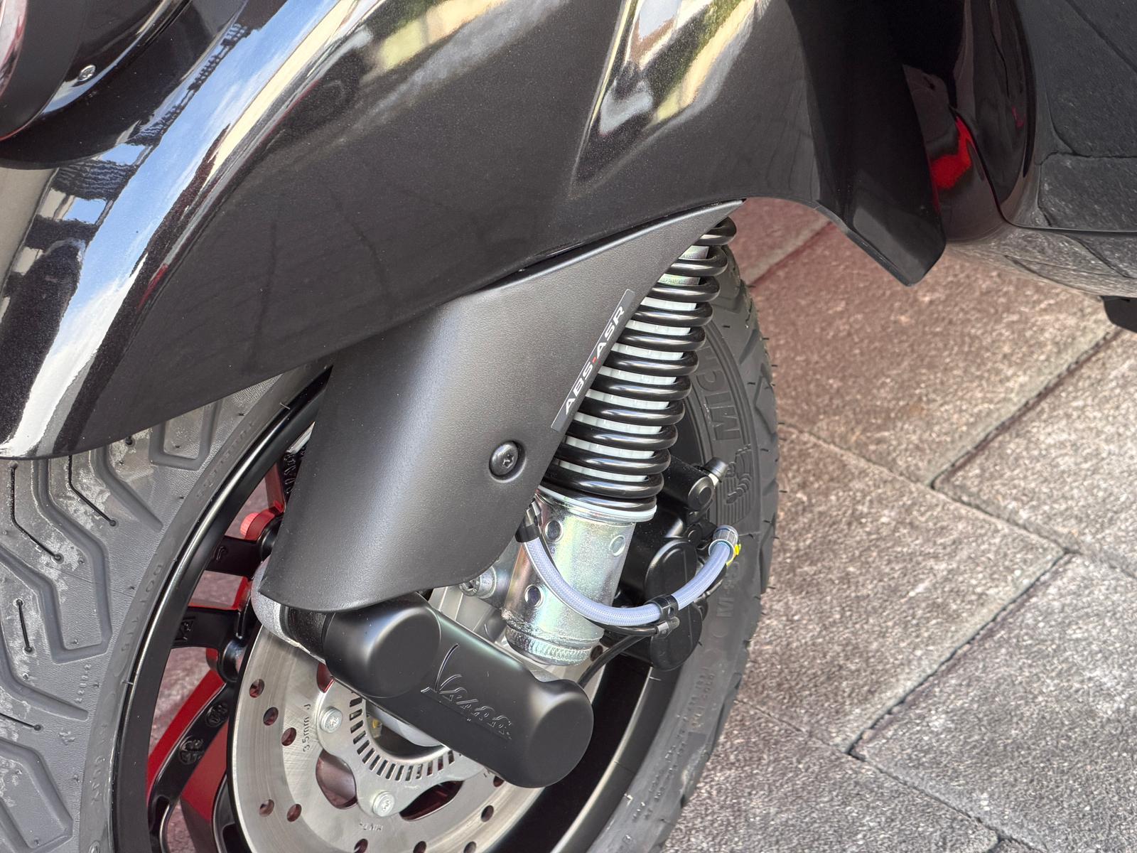 PIAGGIO Vespa GTV 300 Black Edition-image-11
