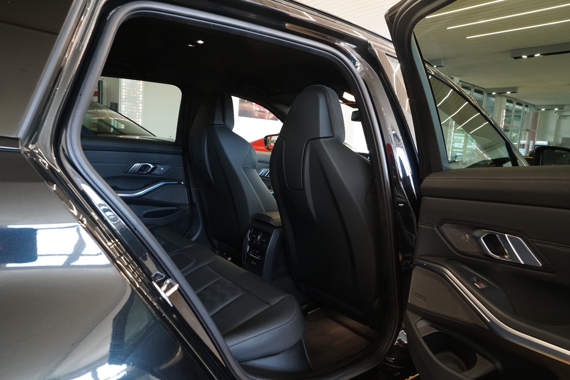 BMW M3 Touring xDrive Competition M-image-18