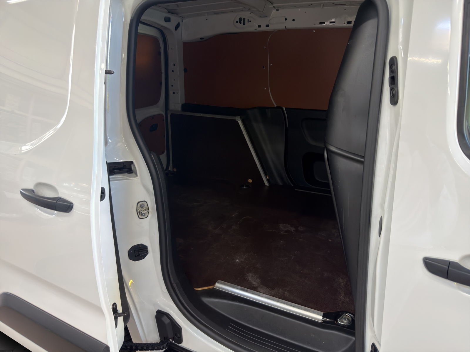 PEUGEOT Partner 1.5HDi s/sPr.EAT8-image-7