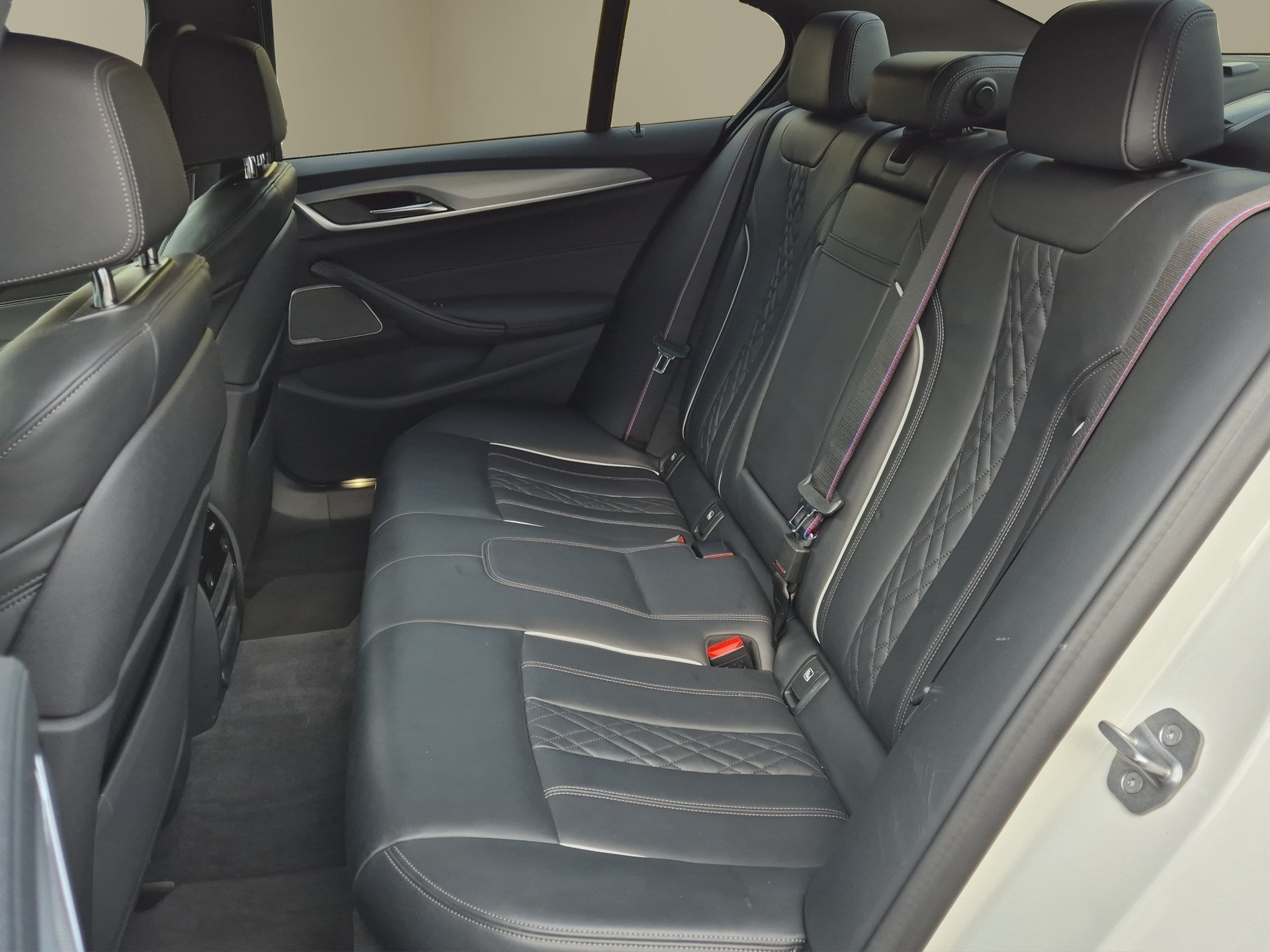 BMW 545e xDrive Pure M Sport Steptronic-image-13