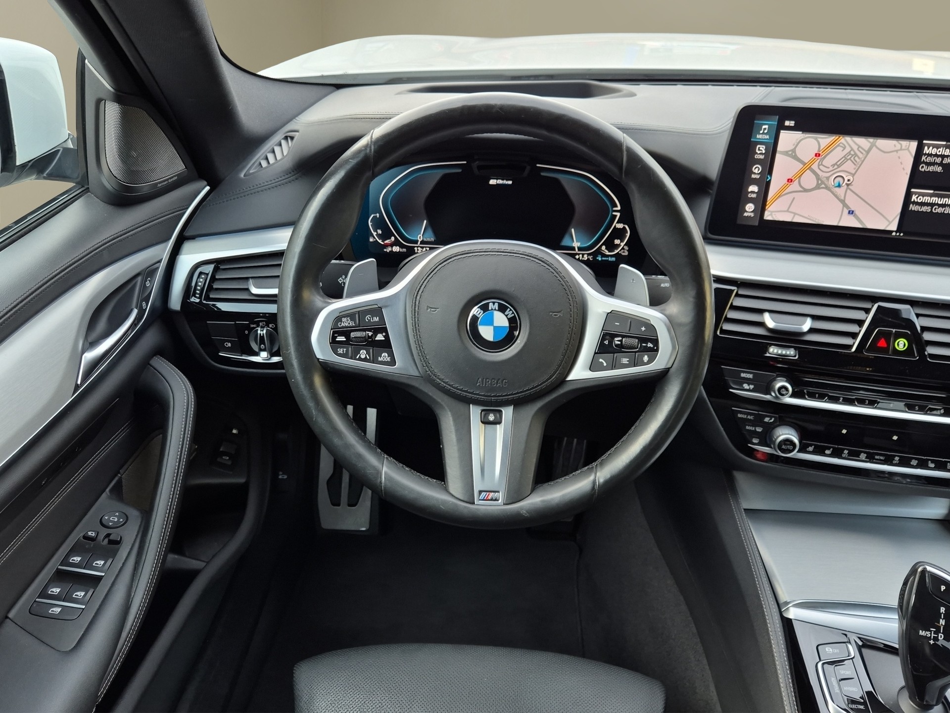 BMW 545e xDrive Pure M Sport Steptronic-image-11