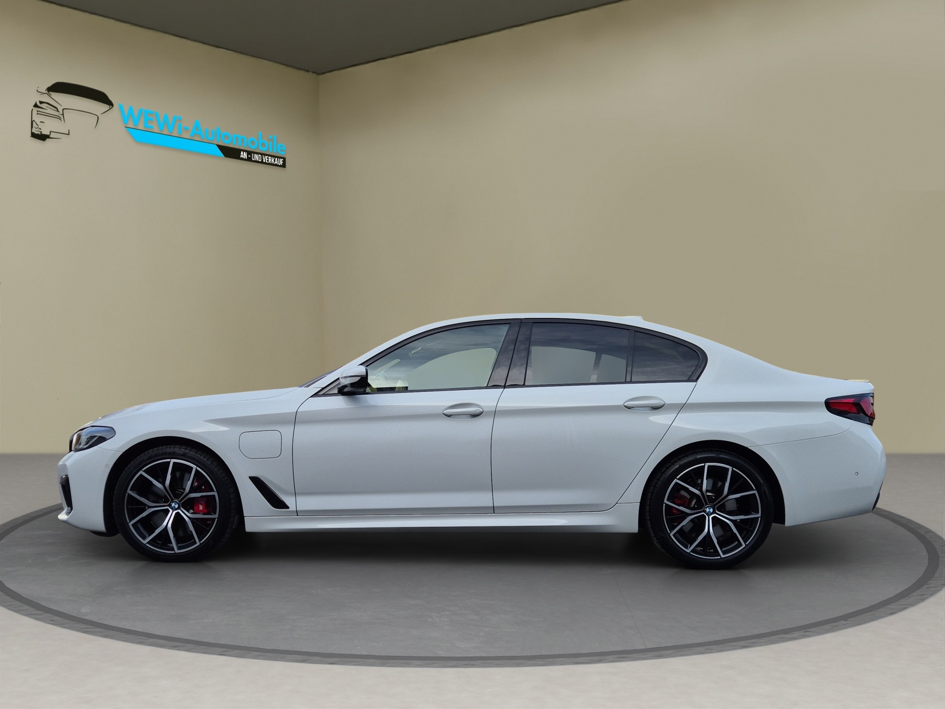 BMW 545e xDrive Pure M Sport Steptronic-showroom-element-3