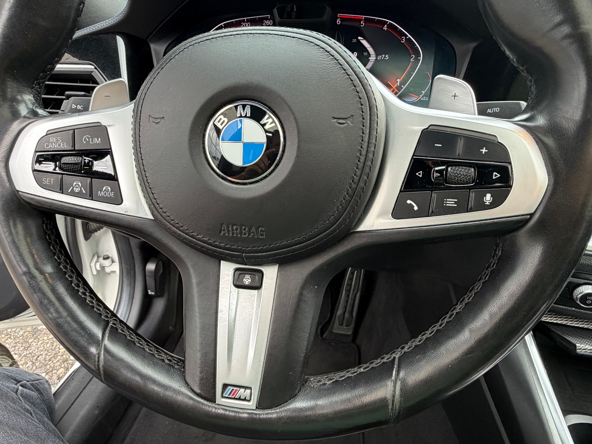 BMW 320d xDrive M Sport Steptronic-image-7