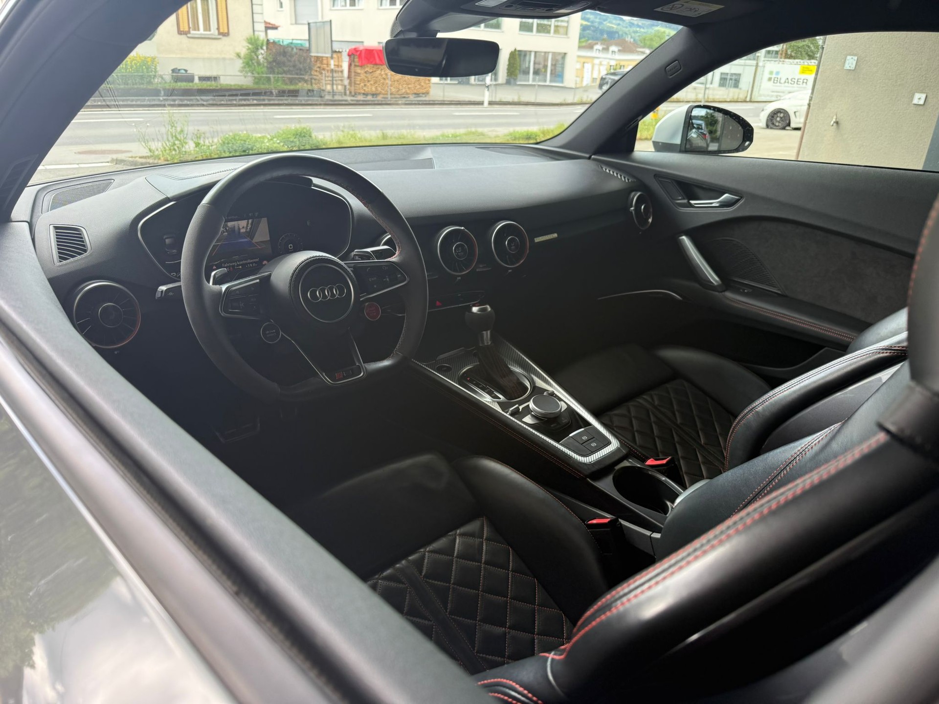 AUDI TT RS Coupé *Bang & Olufsen* *Rückfahrkamera* *CH-Fahrzeug* 2.5 TFSI quattro S-tronic-image-9
