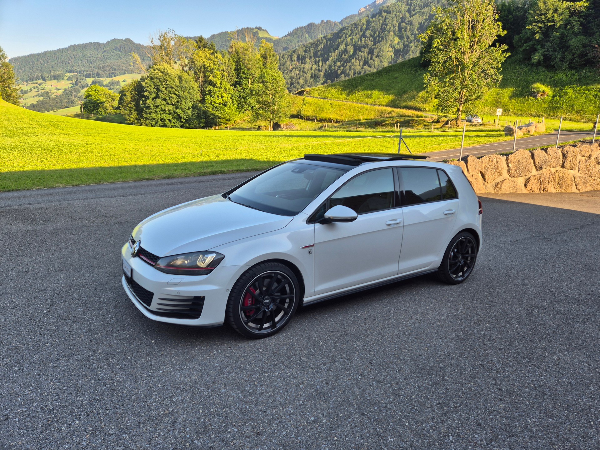 VW Golf 2.0 TSI GTI Performance DSG-image-1