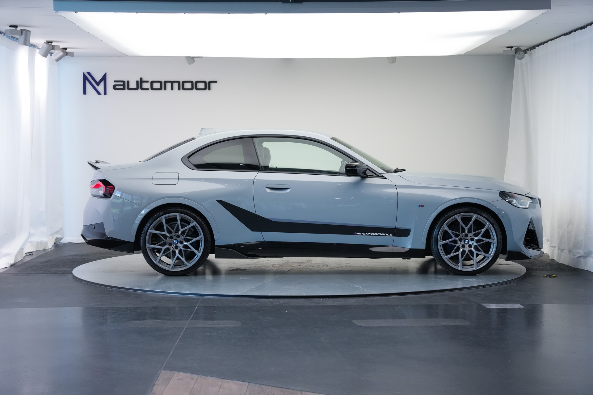 BMW M240i xDrive Steptronic *M Performance Kit* *Carbon*-showroom-element-3