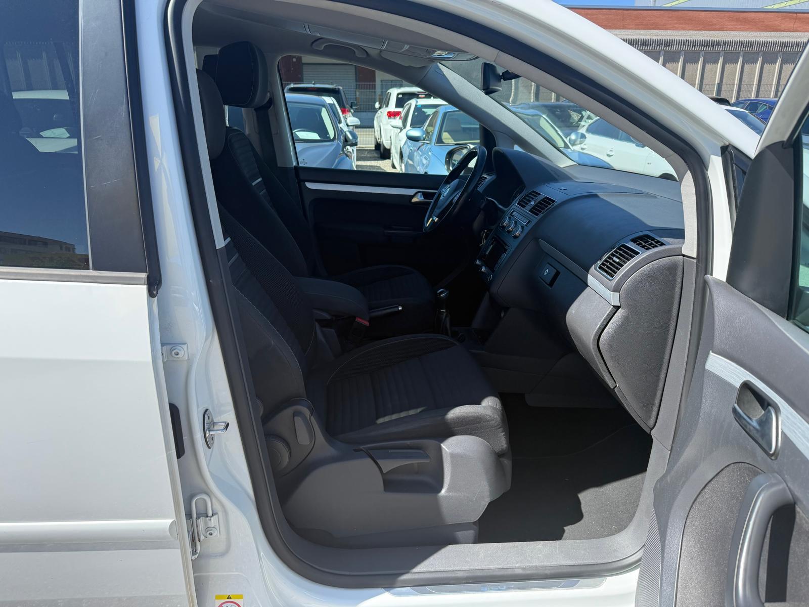 VW Touran 1.4 TSI 140 Trendline-image-9