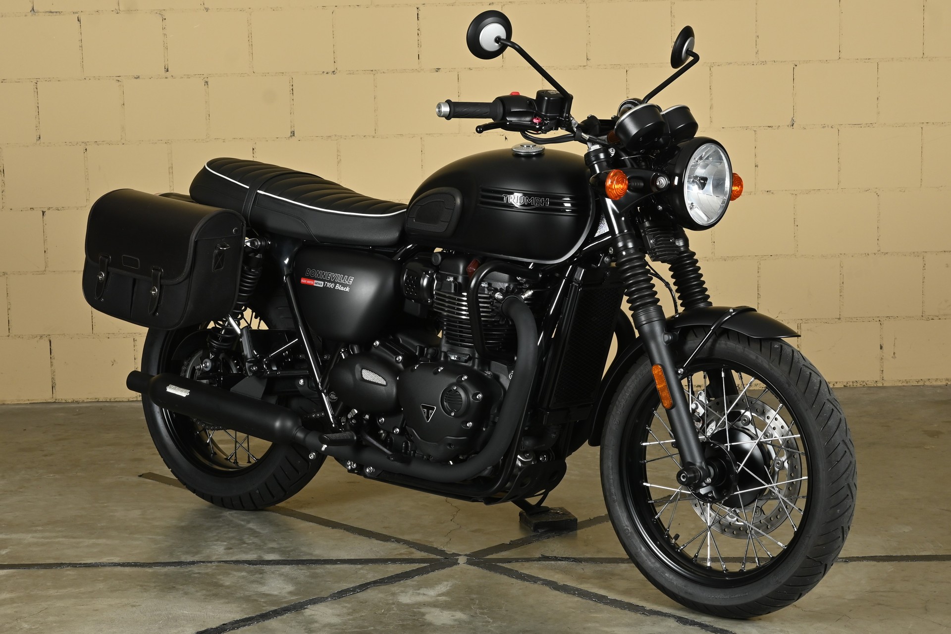 TRIUMPH Bonneville 900 T 100 ABS-image-1