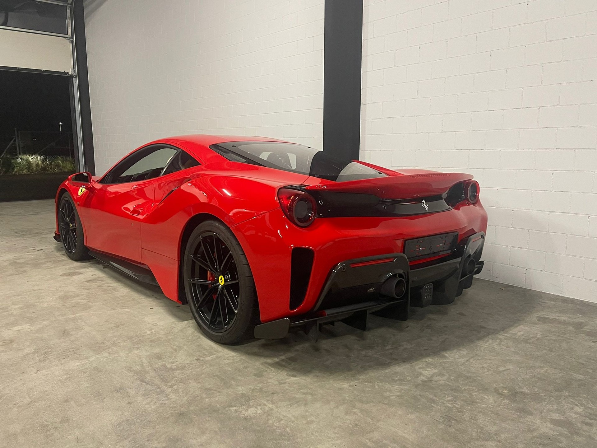 FERRARI 488 Pista 3.9 V8-showroom-element-3