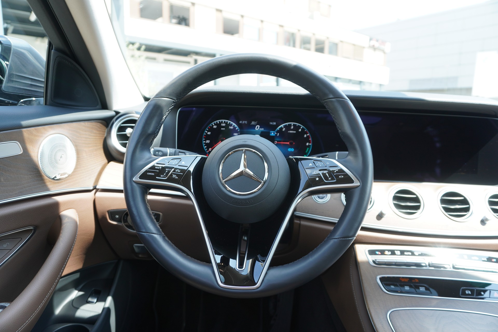 MERCEDES-BENZ E 300 de T 4Matic AMG Line 9G-Tronic-image-21
