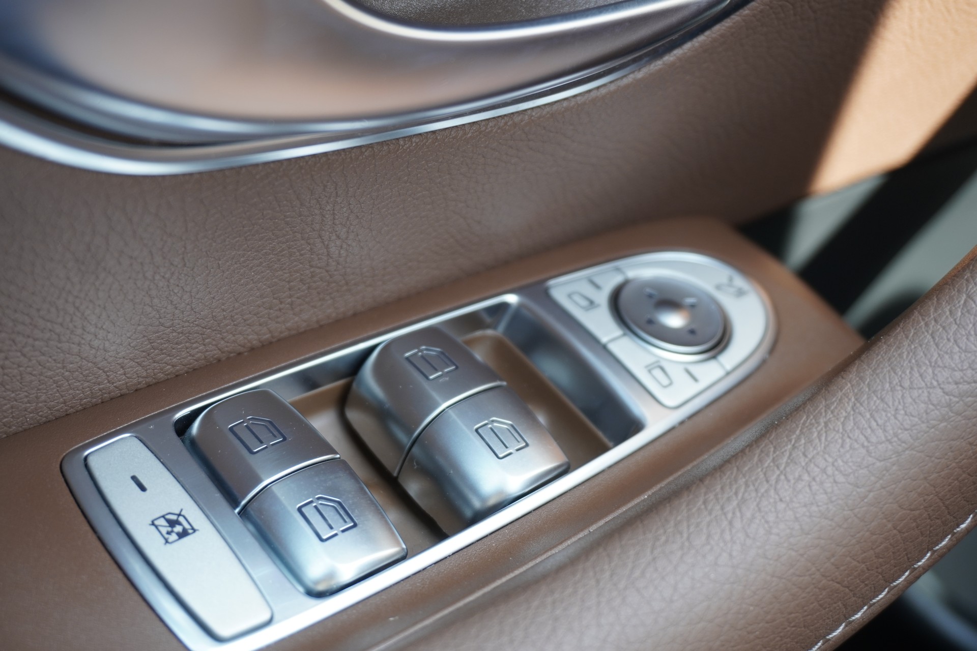 MERCEDES-BENZ E 300 de T 4Matic AMG Line 9G-Tronic-image-43