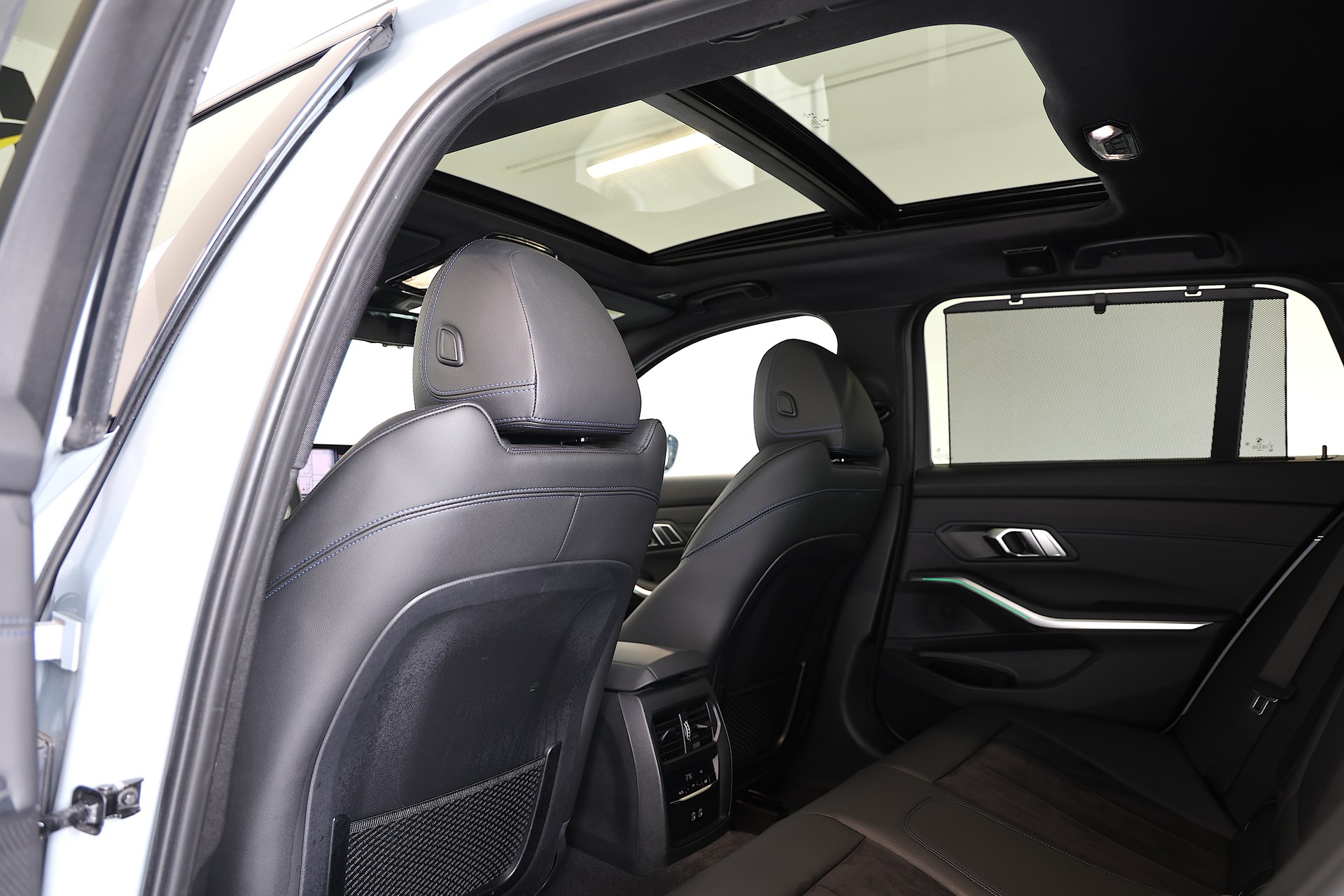 BMW 330i M-Sport xDrive SAG Touring-image-16