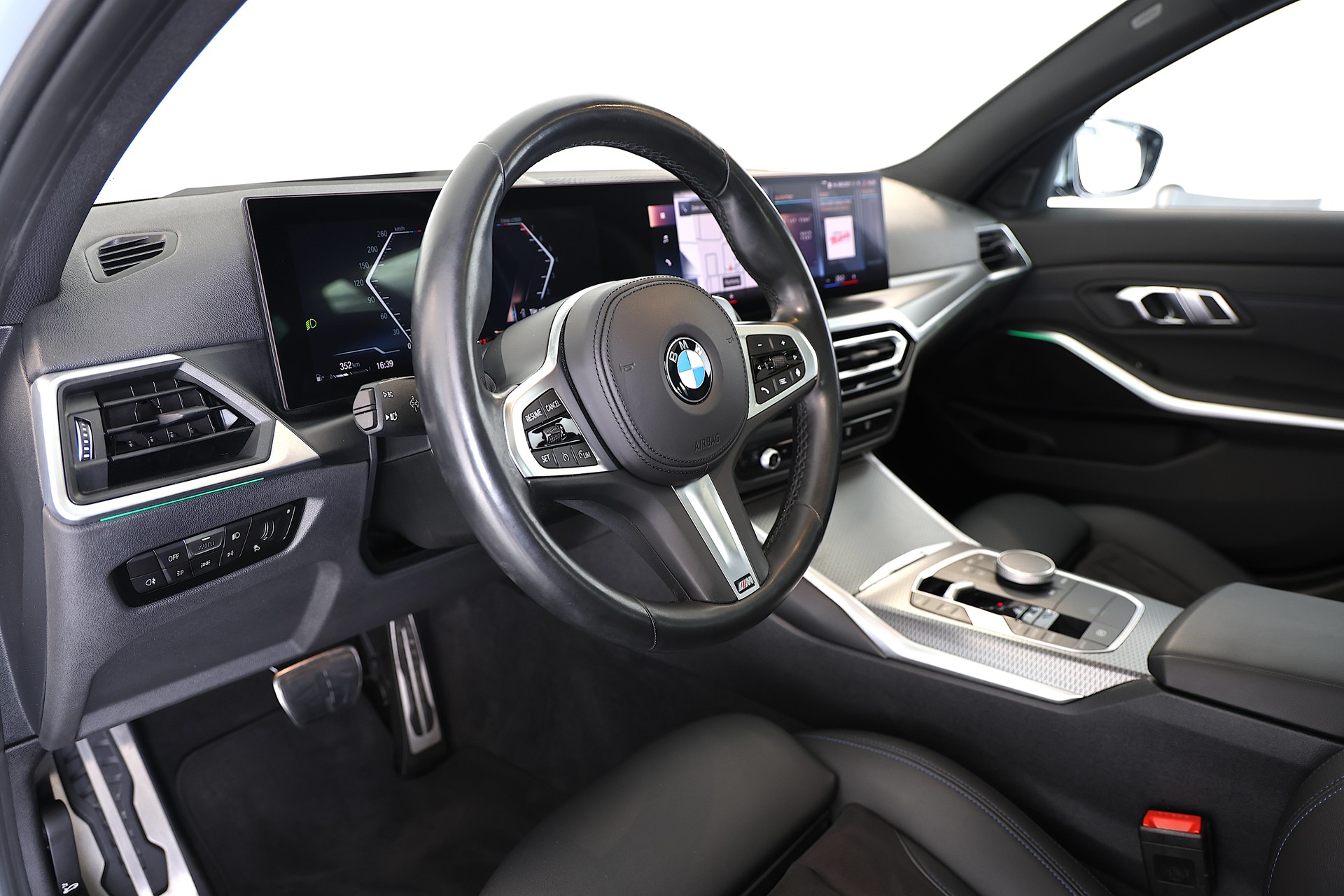 BMW 330i M-Sport xDrive SAG Touring-image-8