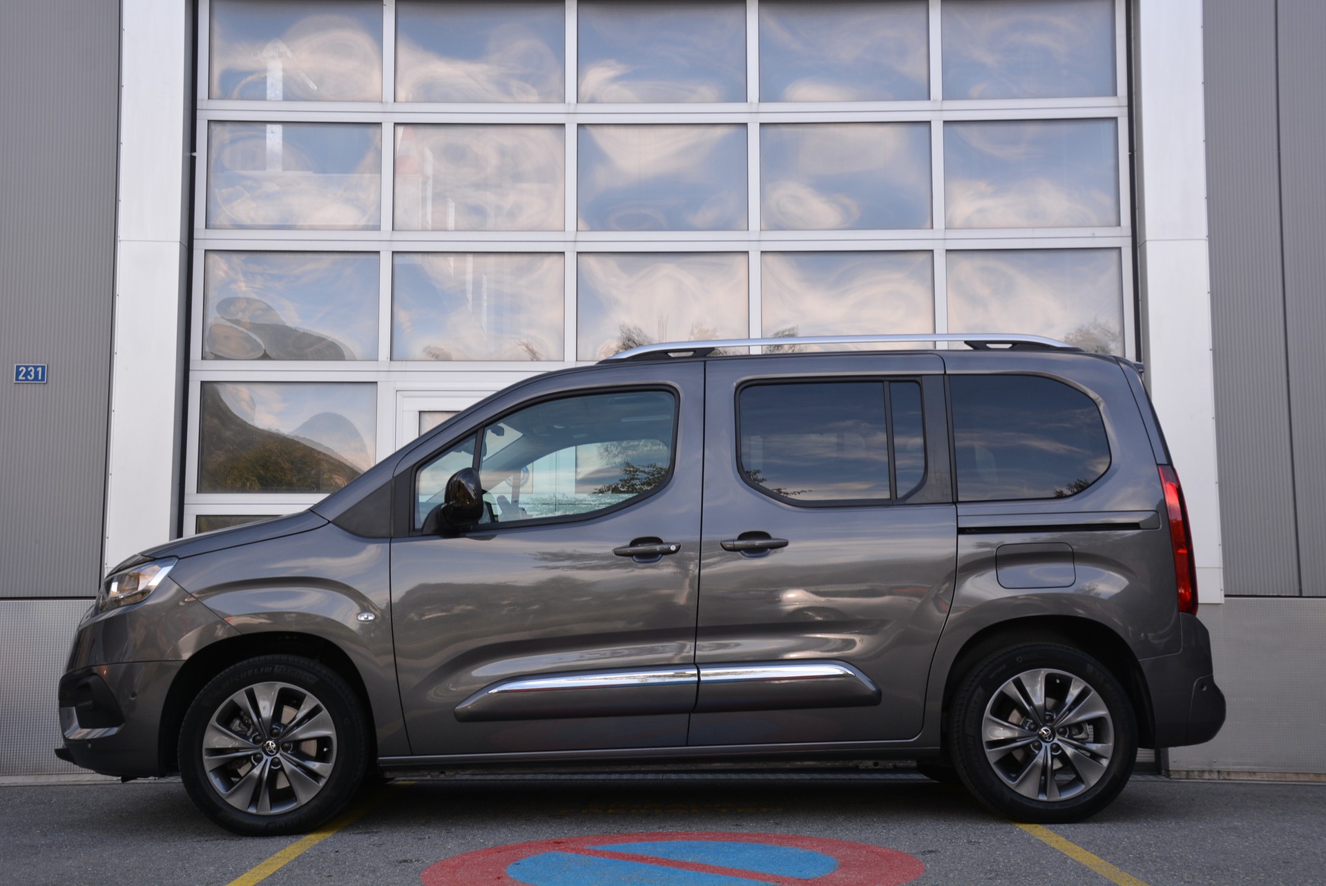 TOYOTA Proace City Verso 1.2 Style Medium Automatik-image-3
