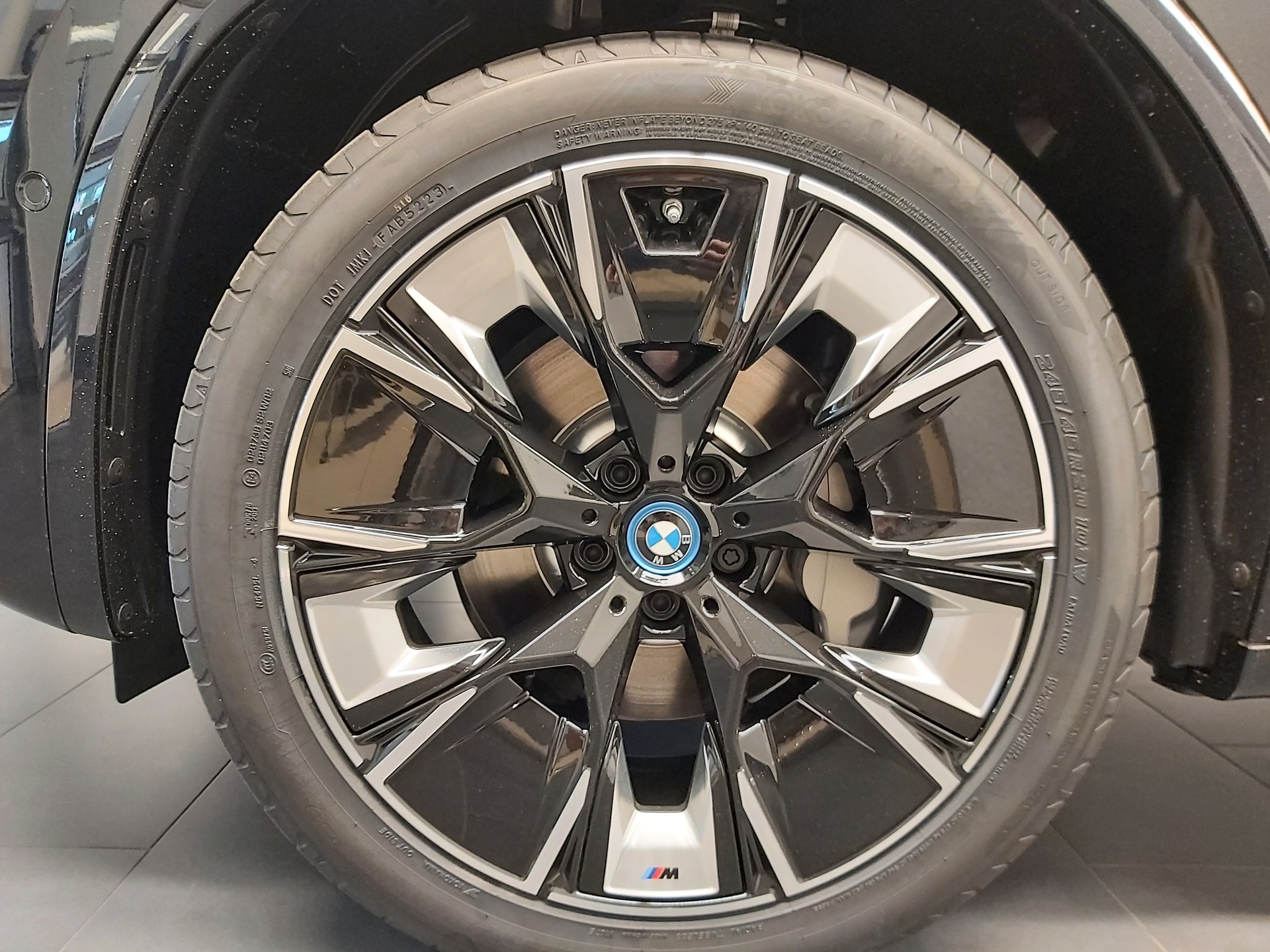 BMW iX3 Impressive-showroom-element-2