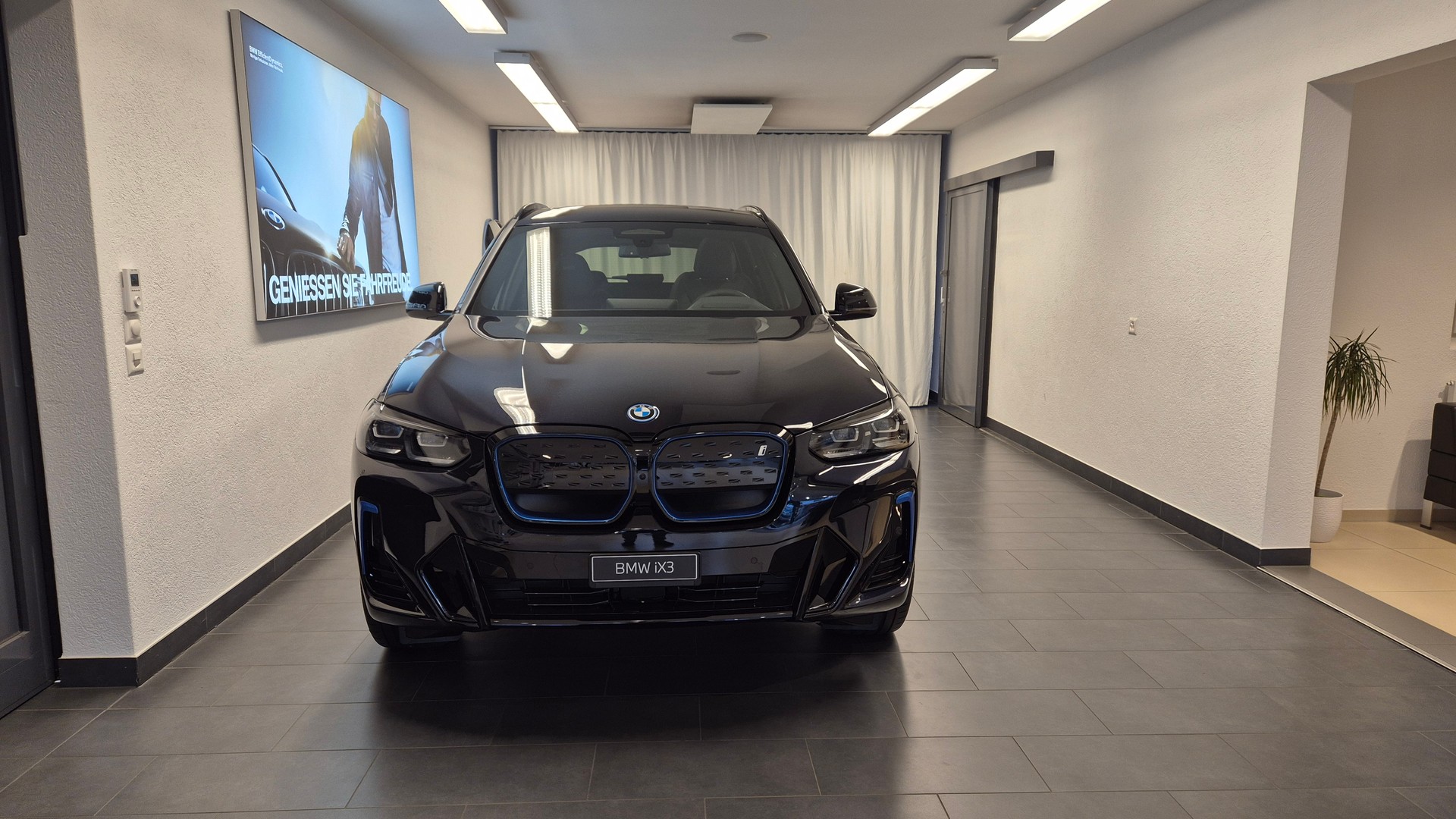 BMW iX3 Impressive-showroom-element-1
