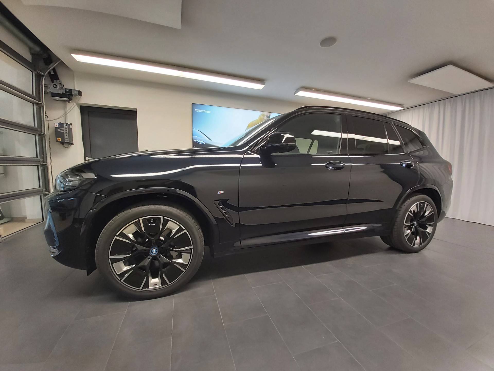 BMW iX3 Impressive-showroom-element-3