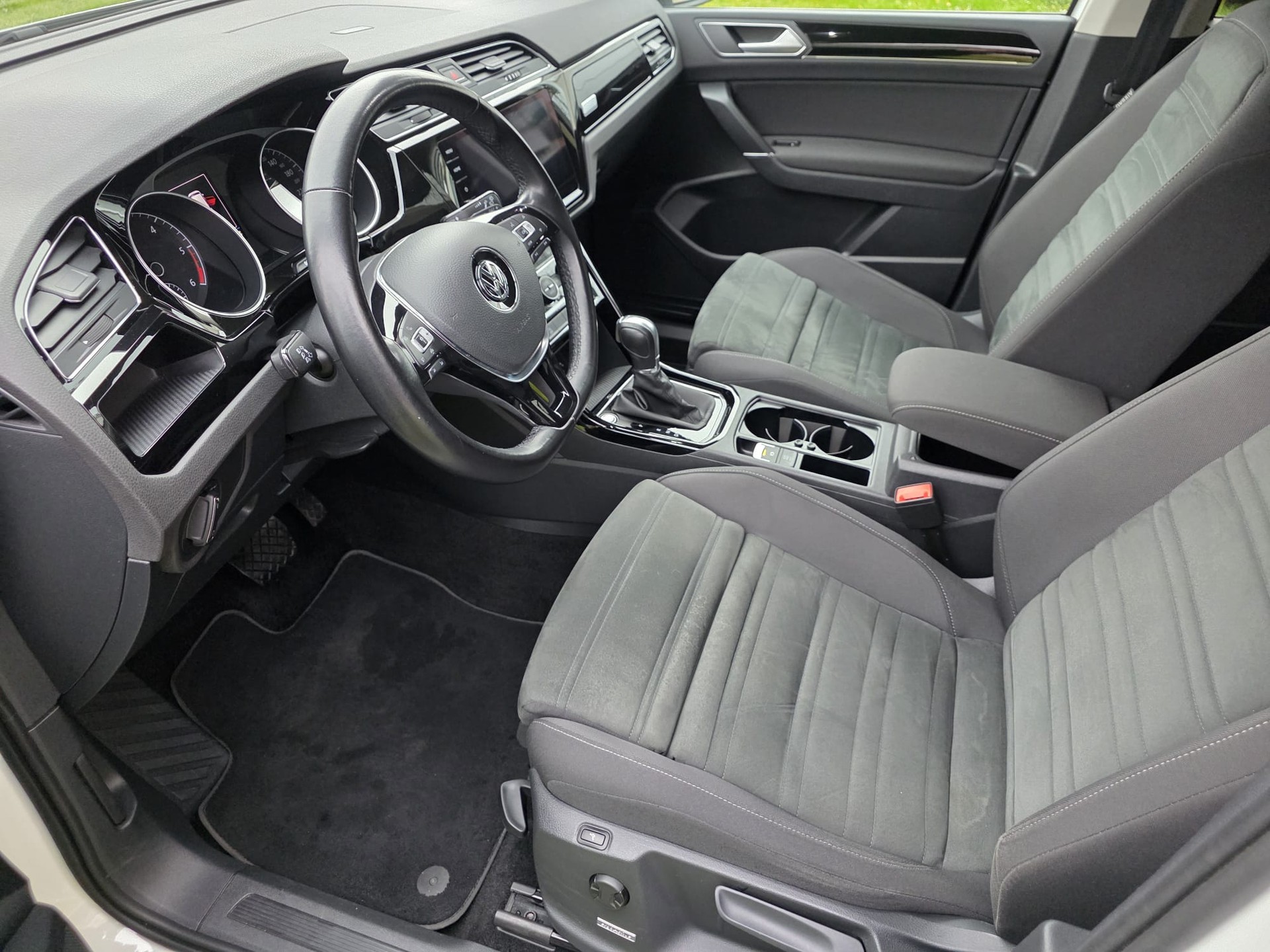 VW Touran 2.0 TDI BlueMotion Technology Highline DSG 190PS-image-9