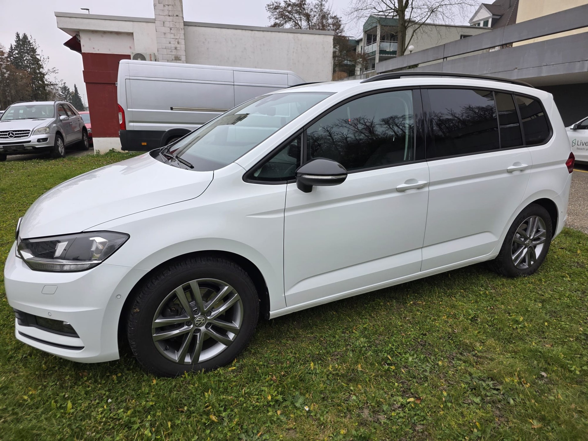 VW Touran 2.0 TDI BlueMotion Technology Highline DSG 190PS-image-2