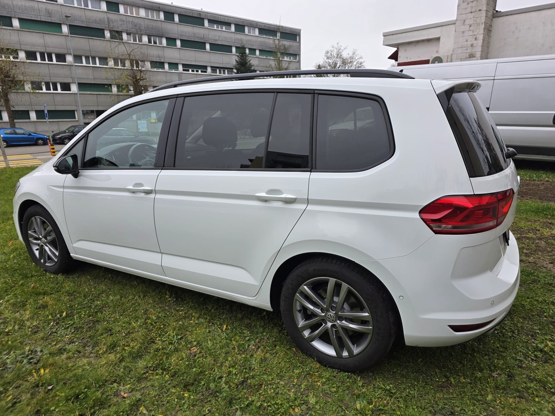 VW Touran 2.0 TDI BlueMotion Technology Highline DSG 190PS-image-3