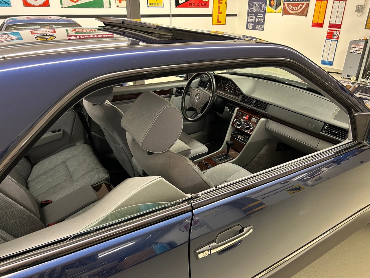 MERCEDES-BENZ E 220-image-8