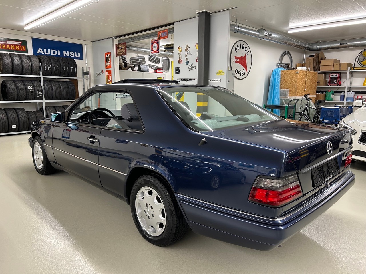 MERCEDES-BENZ E 220-image-2