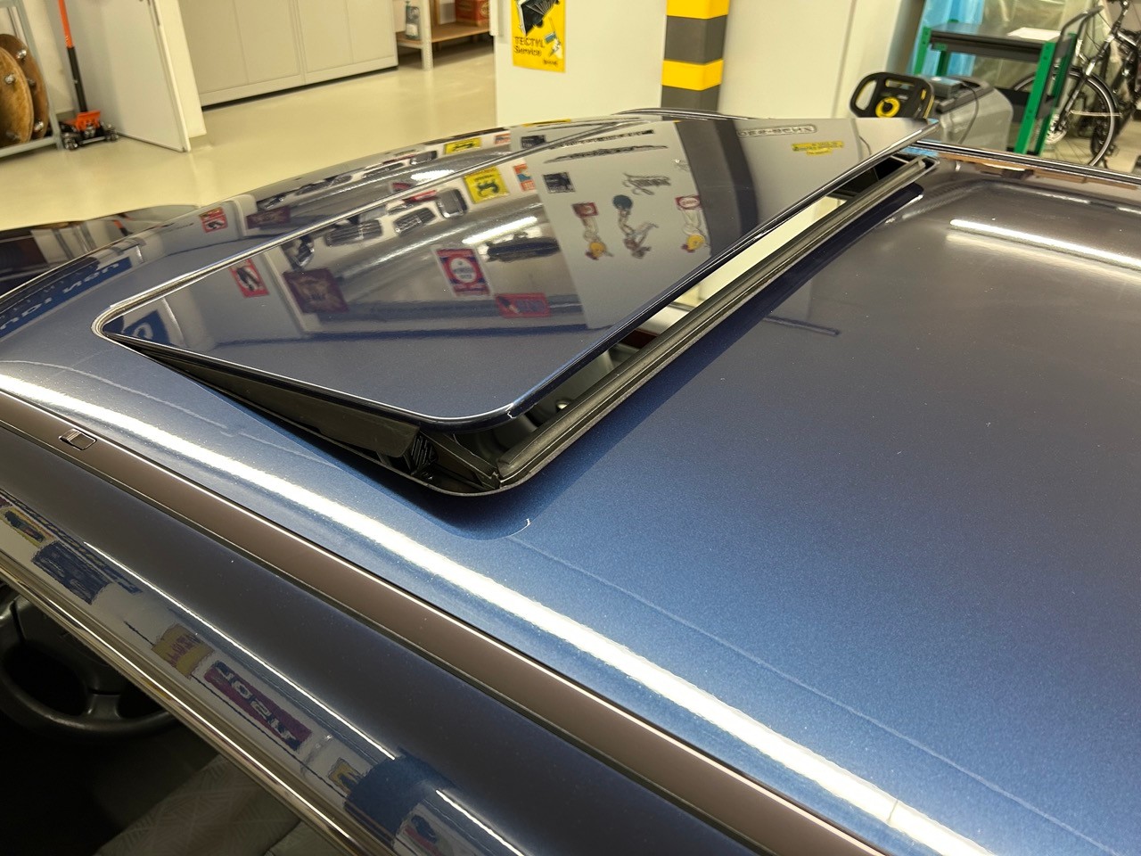 MERCEDES-BENZ E 220-image-11