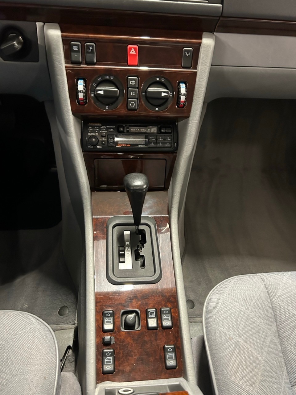MERCEDES-BENZ E 220-image-15