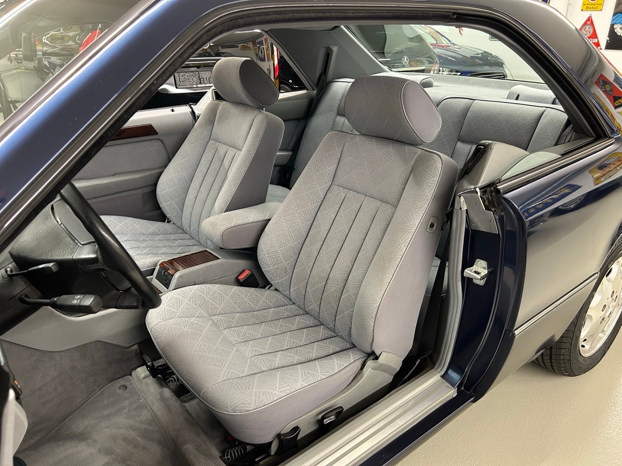 MERCEDES-BENZ E 220-image-12
