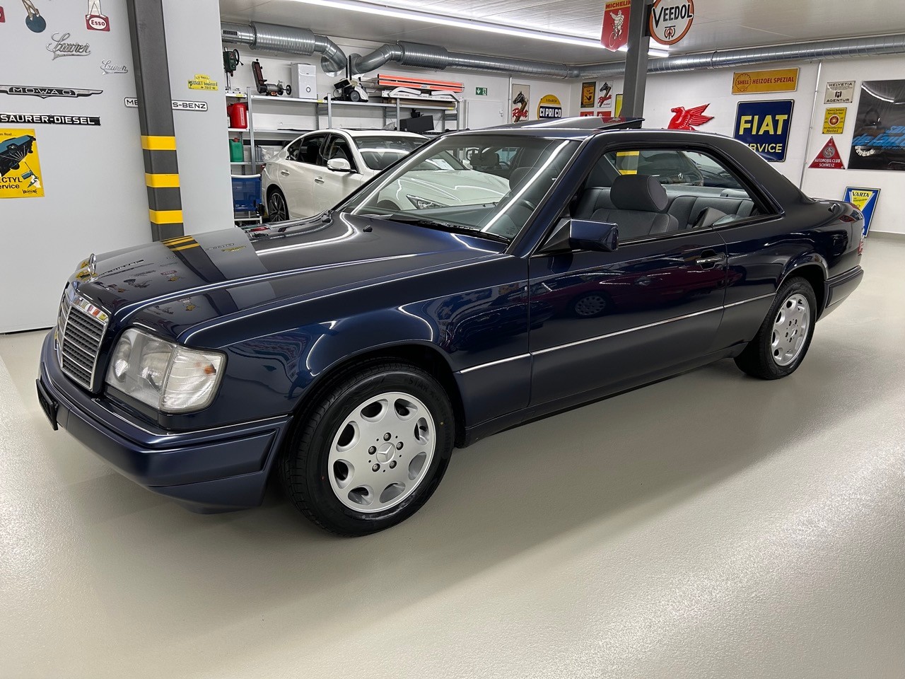 MERCEDES-BENZ E 220-image-1