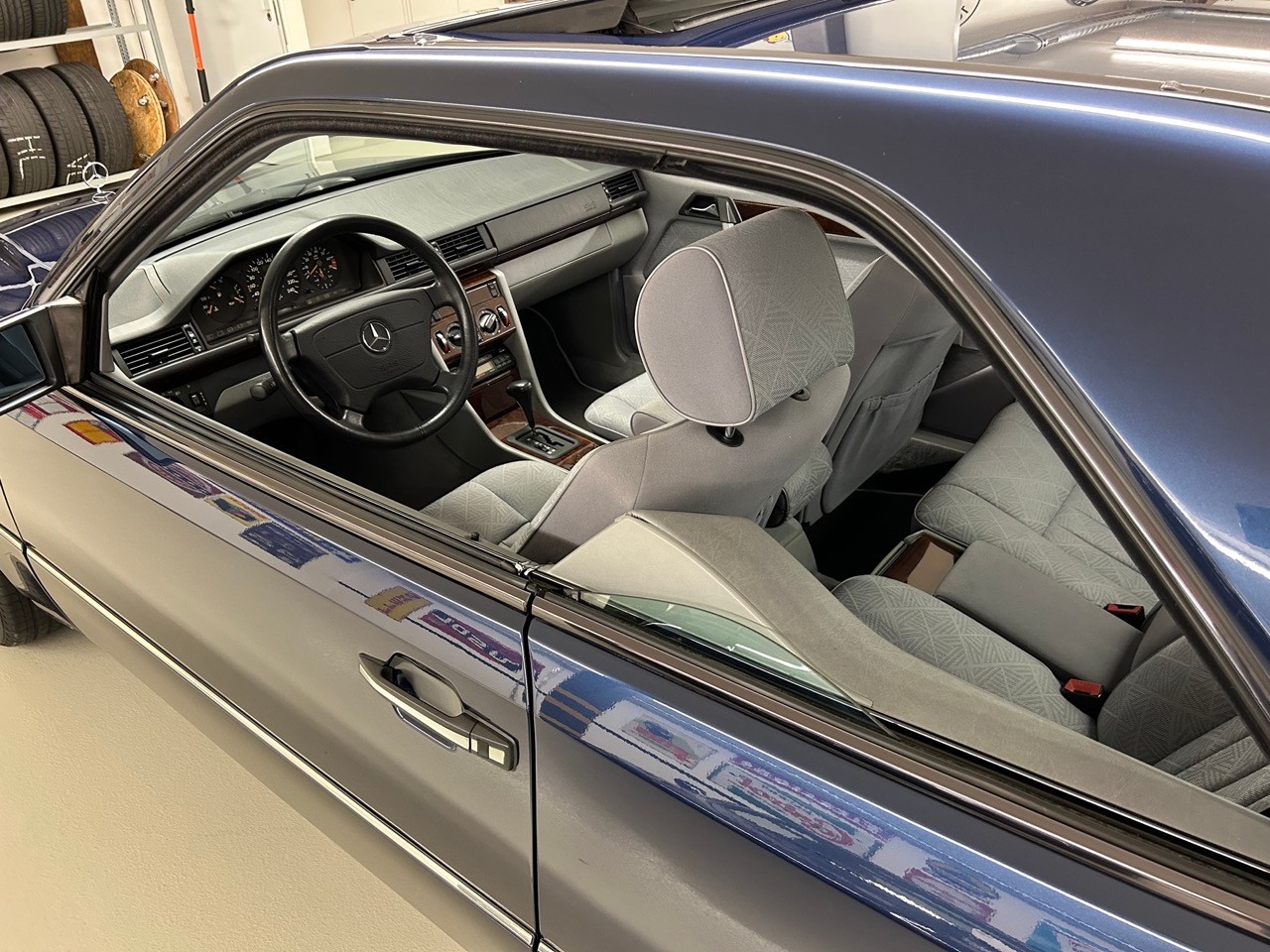 MERCEDES-BENZ E 220-image-9