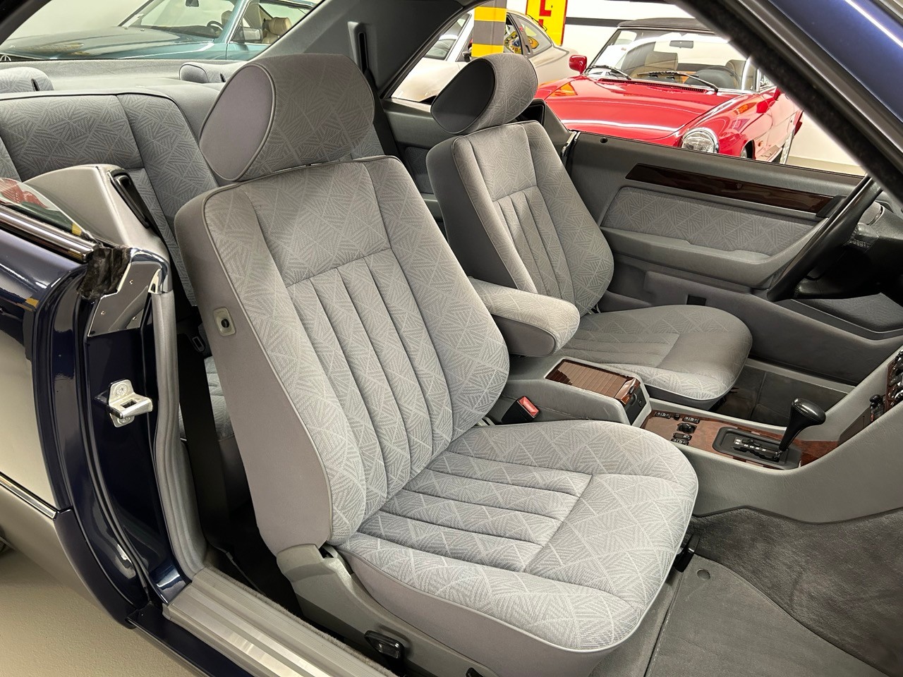 MERCEDES-BENZ E 220-image-13