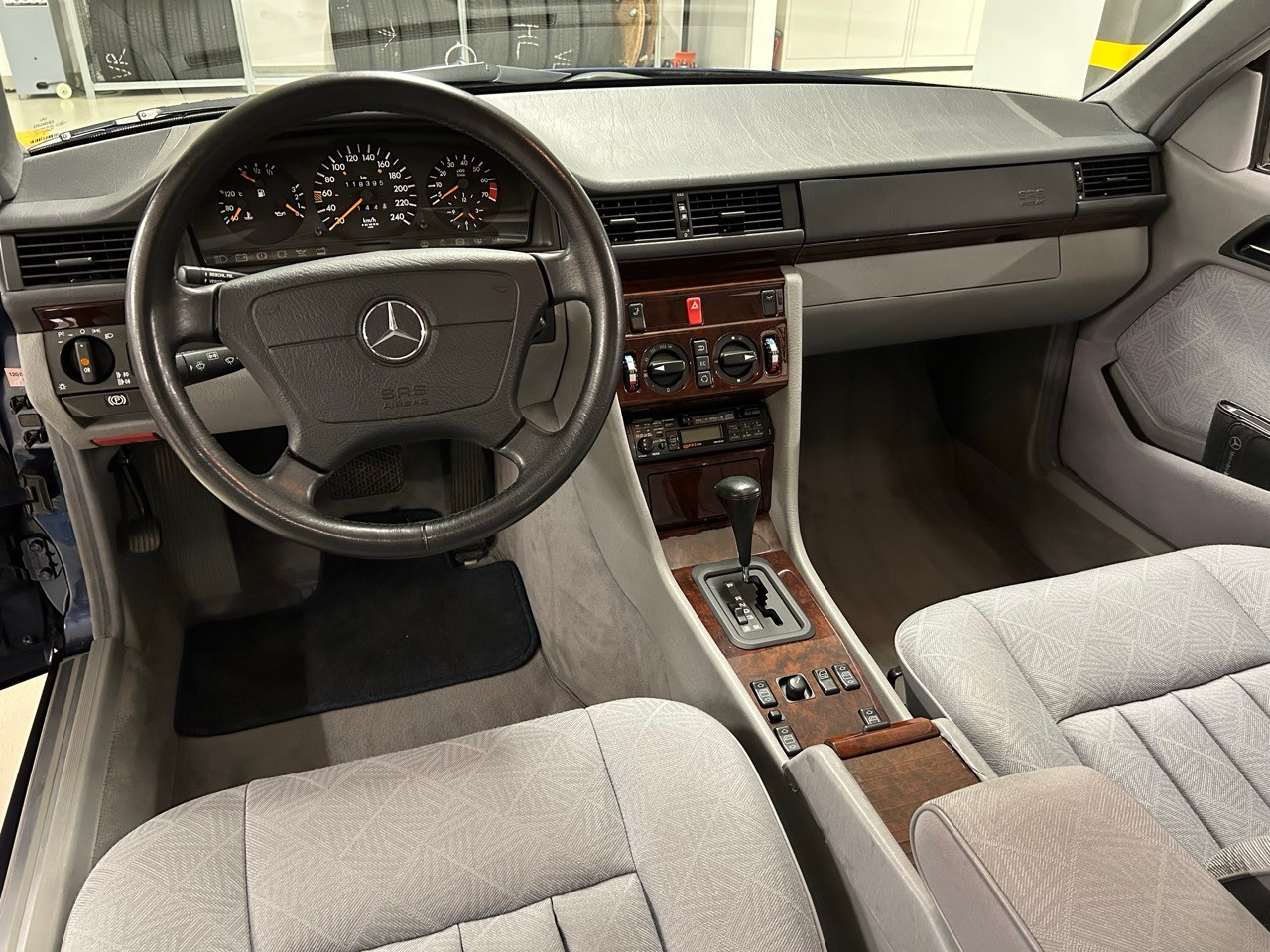 MERCEDES-BENZ E 220-image-14