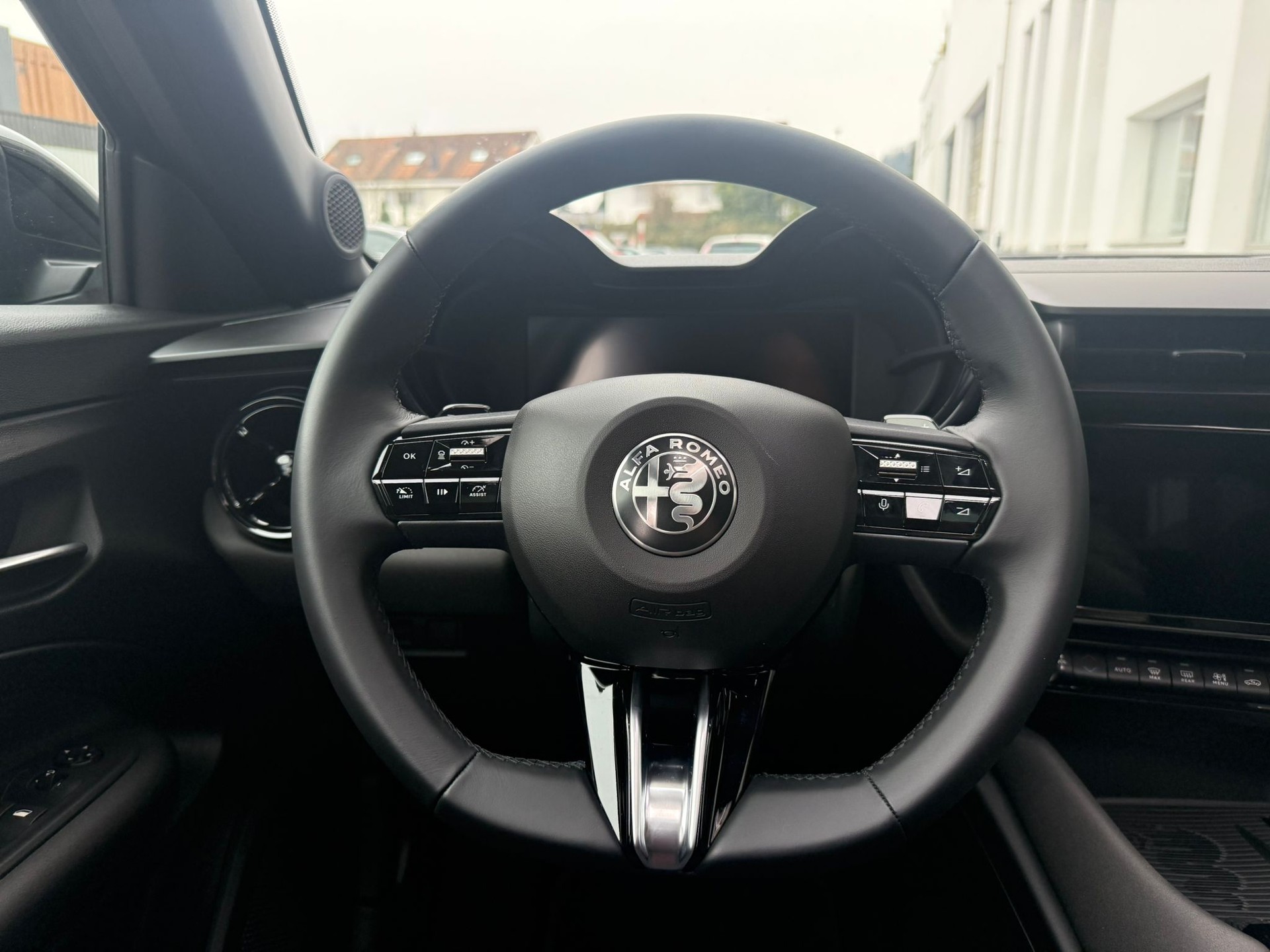 ALFA ROMEO Junior 1.2 Hybrid Q4 Pack Tech+Pack Sky-image-11