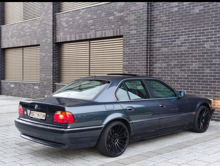 BMW 735i-image-2
