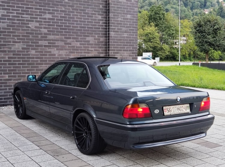 BMW 735i-image-3