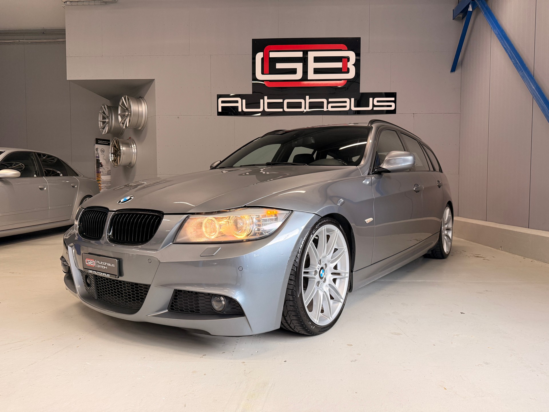 BMW 330d xDrive Touring Steptronic-image-1