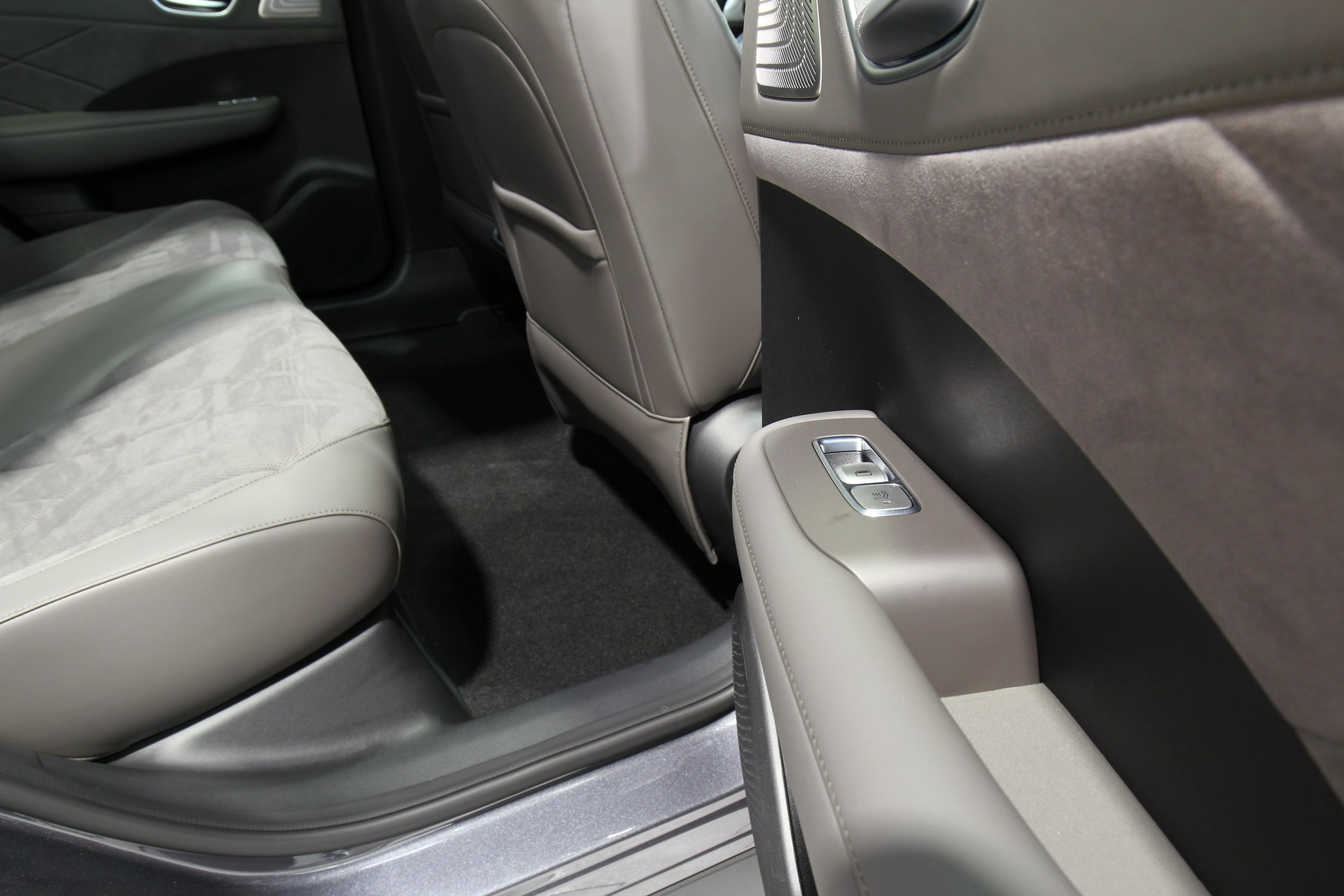 MG S6 EV 77 kWh Luxury 4WD-image-13