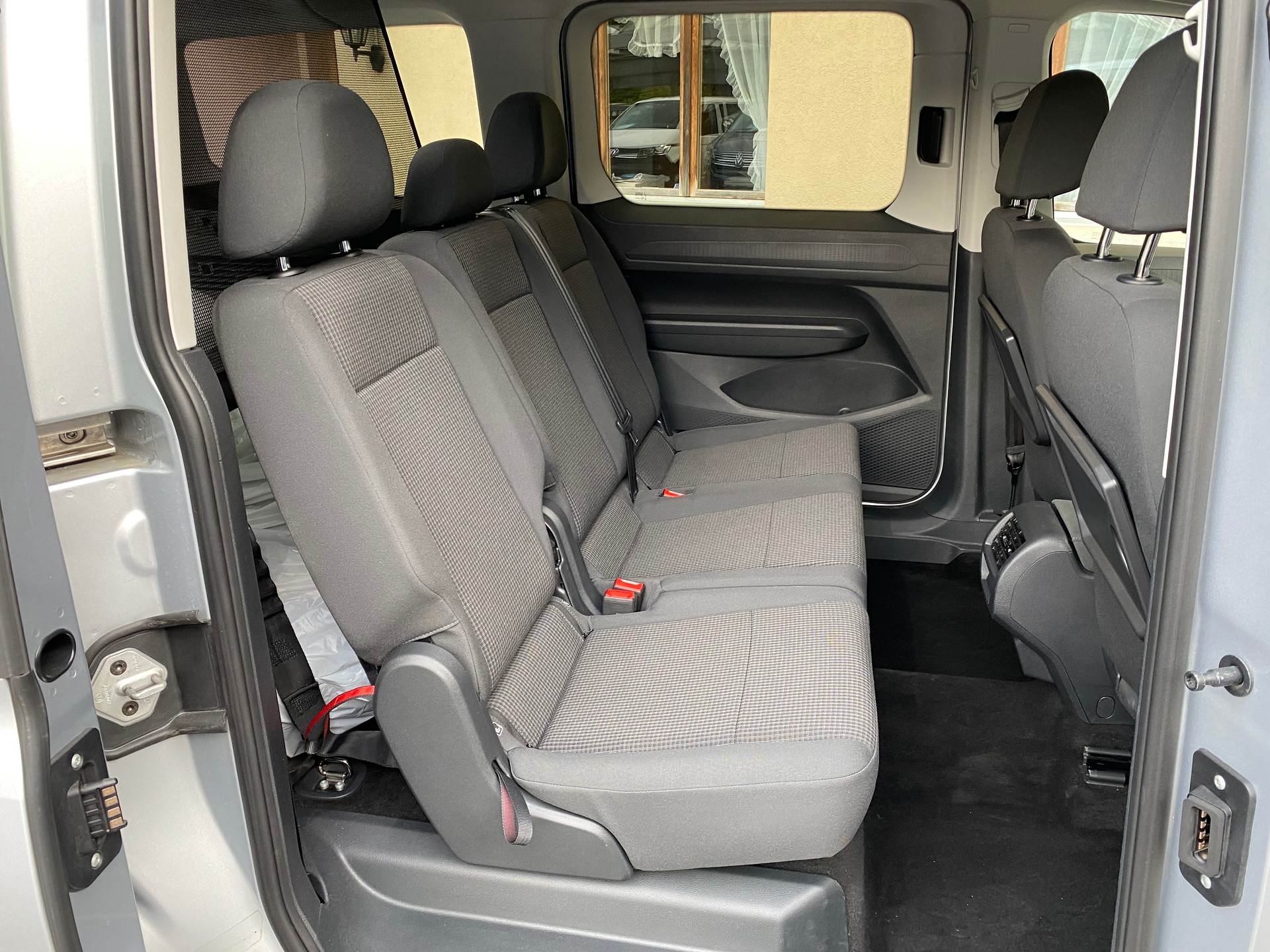 VW Caddy Maxi 2.0 TDI 4Motion-image-7