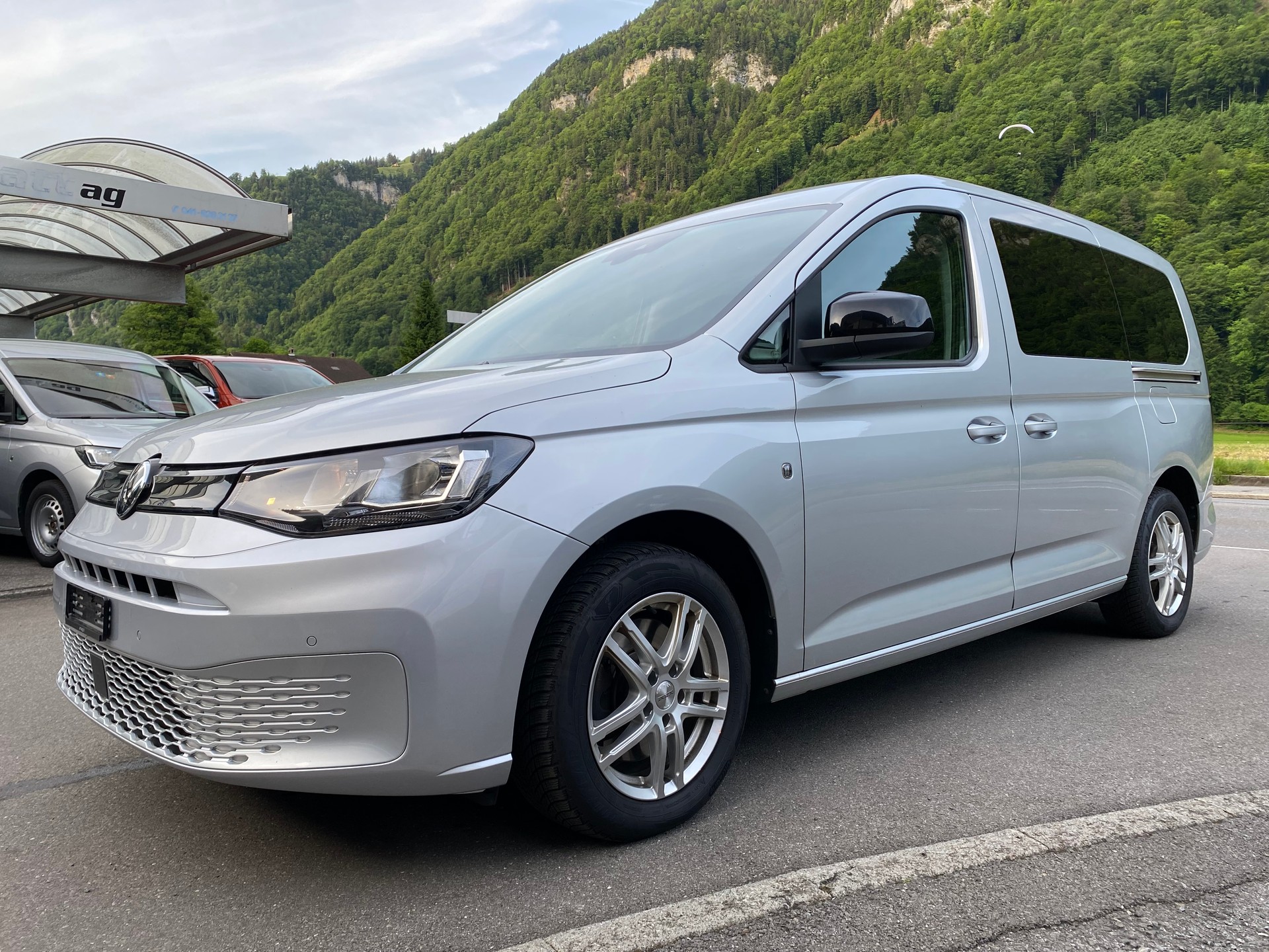 VW Caddy Maxi 2.0 TDI 4Motion-image-1