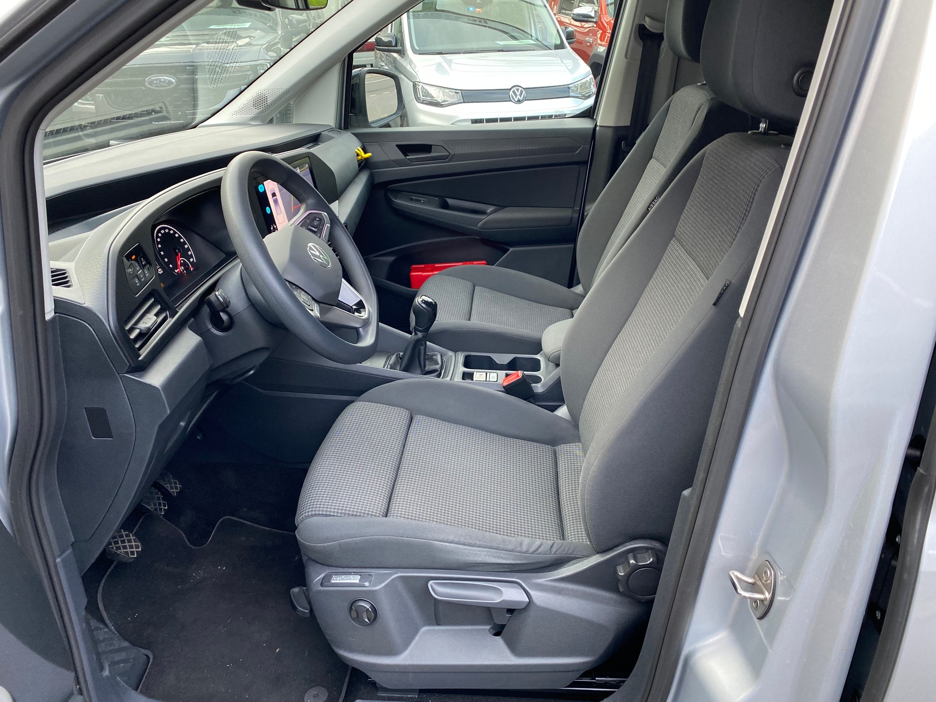 VW Caddy Maxi 2.0 TDI 4Motion-image-2