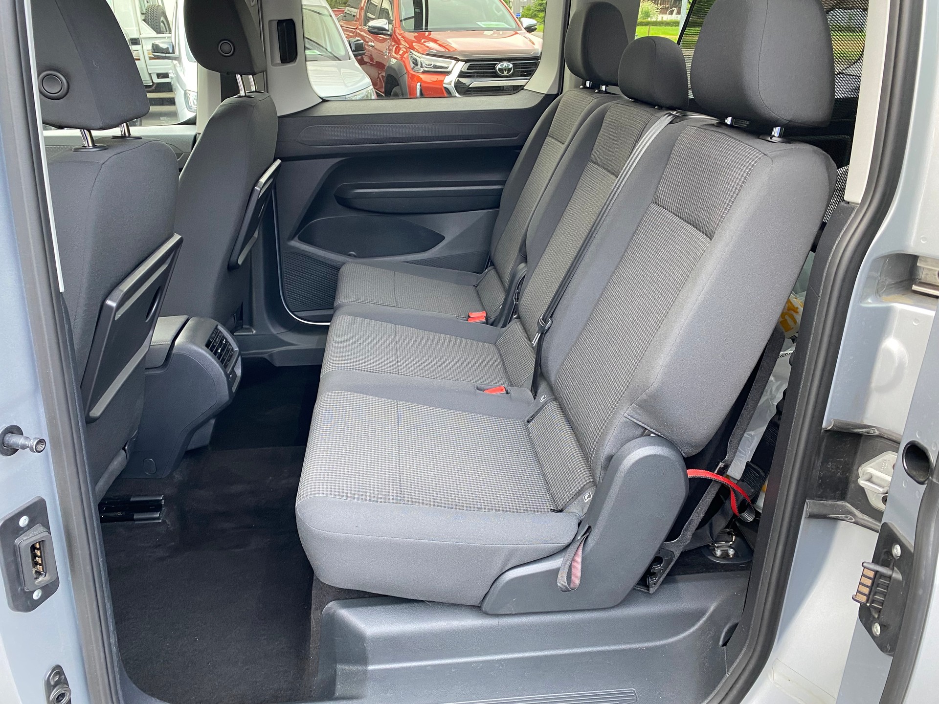 VW Caddy Maxi 2.0 TDI 4Motion-image-6
