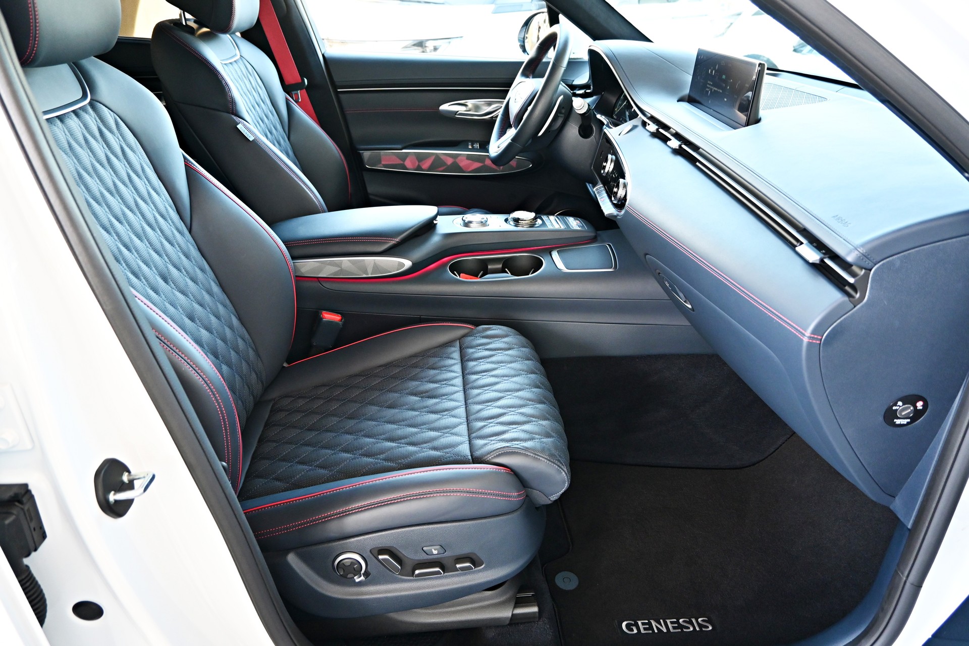 GENESIS GV70 2.2 CRDI Luxury White/Black AT8 AWD 4x4 + Voll-Ausstattung-image-11