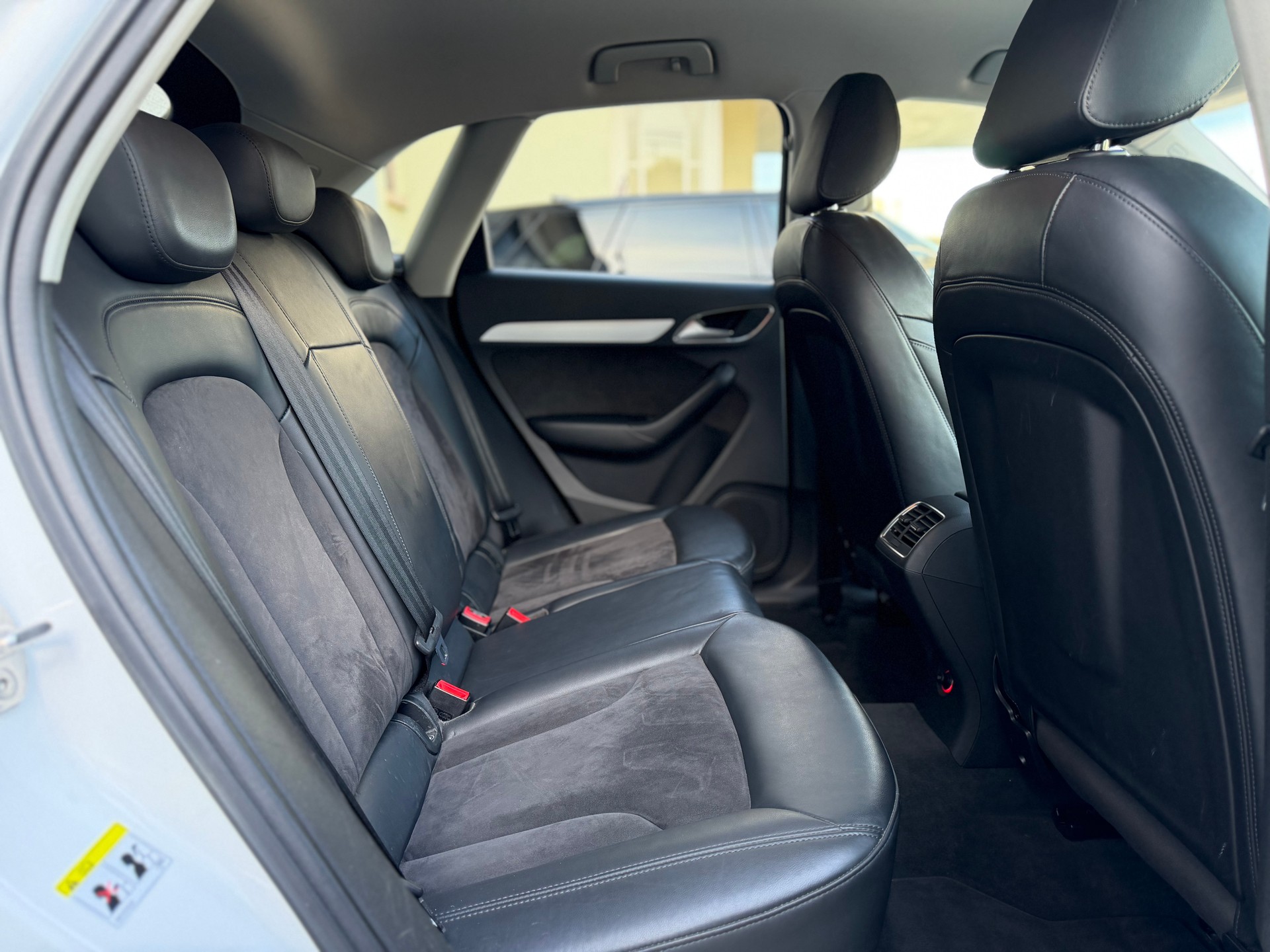 AUDI Q3 2.0 TFSI quattro S-tronic-image-12