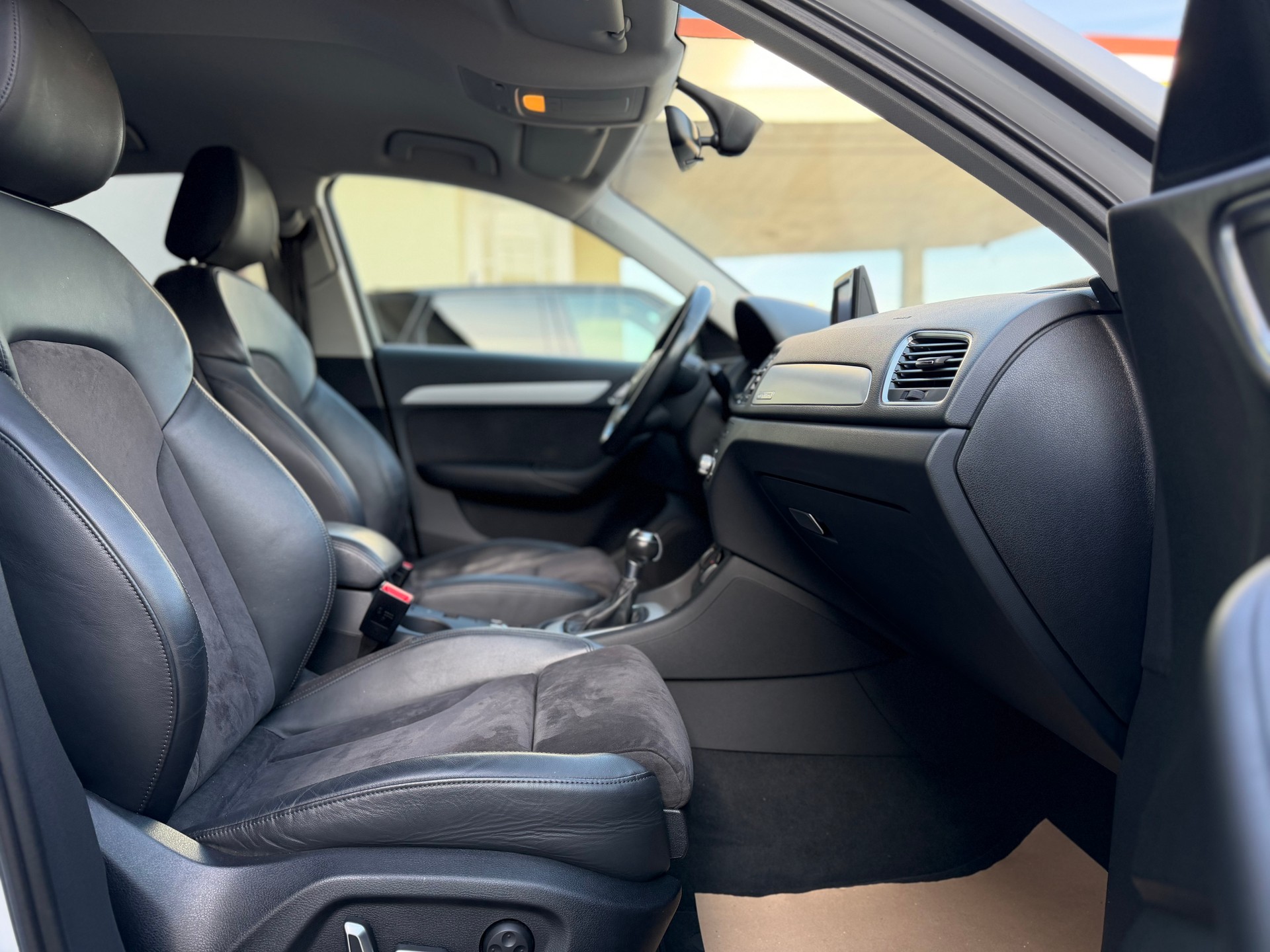 AUDI Q3 2.0 TFSI quattro S-tronic-image-13