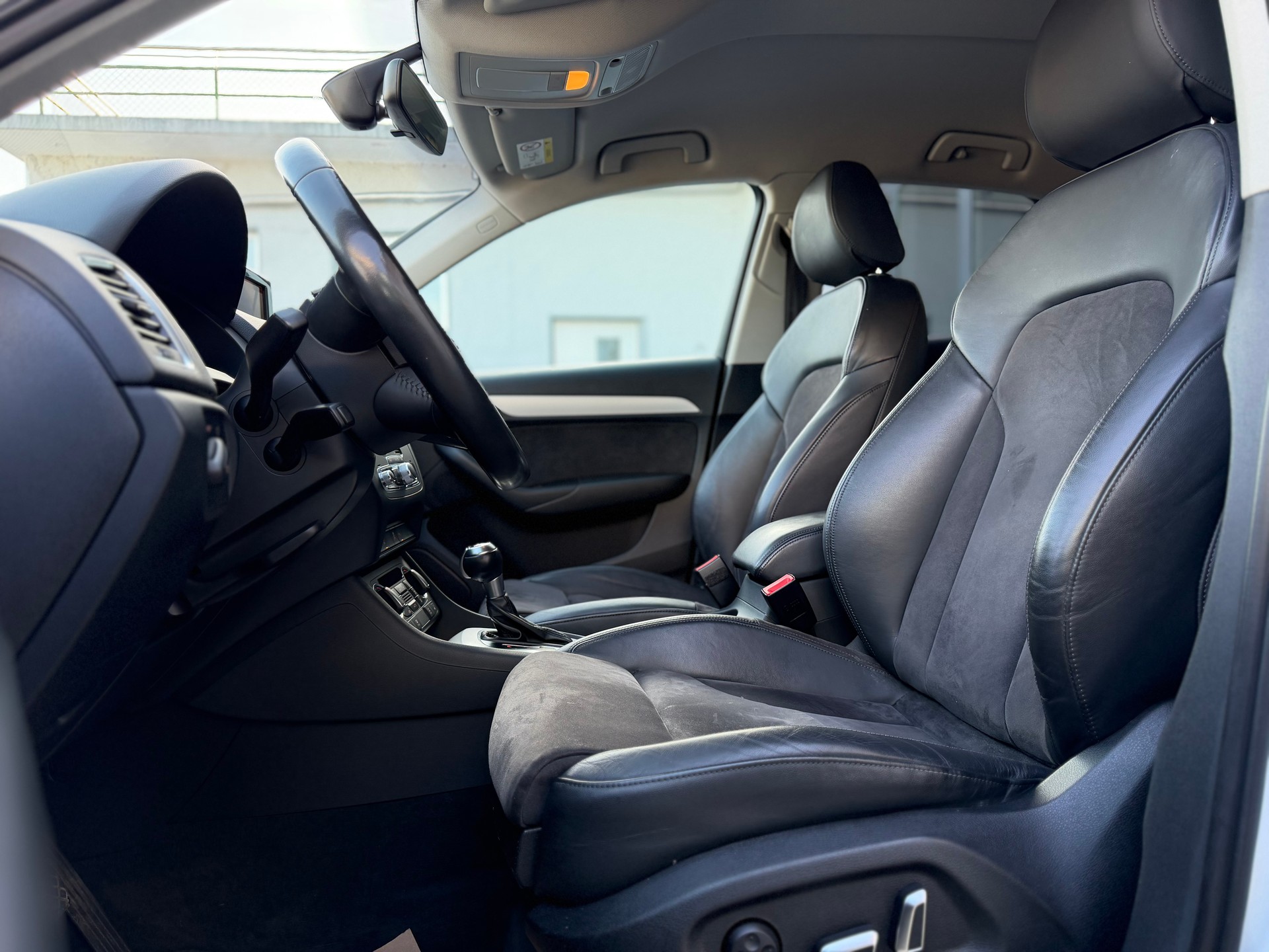 AUDI Q3 2.0 TFSI quattro S-tronic-image-9