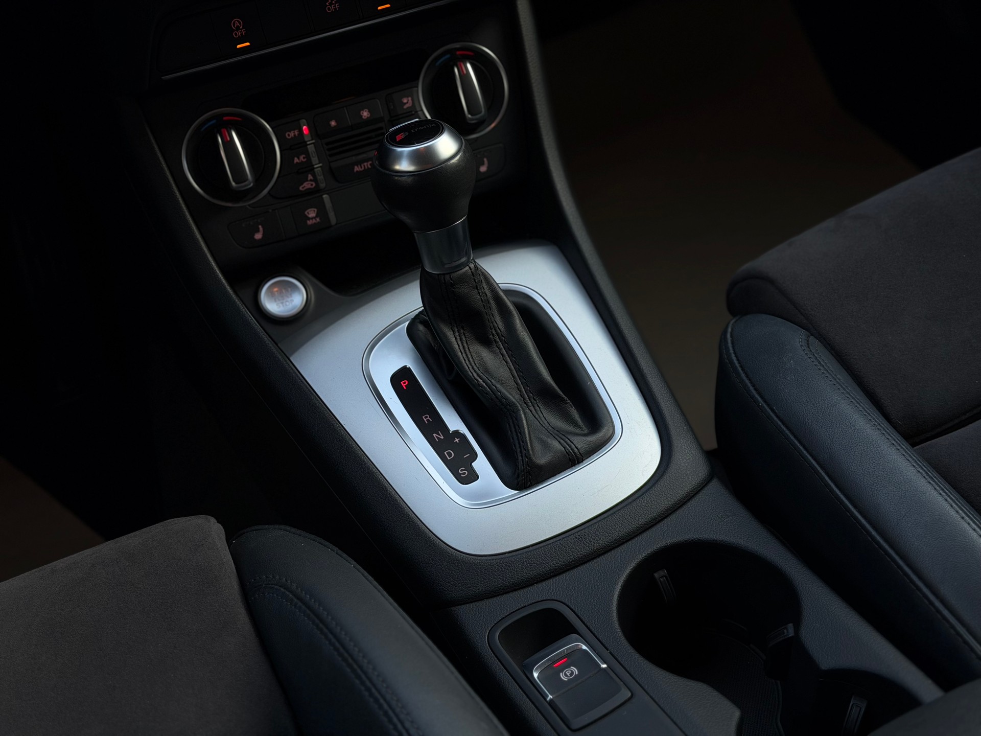 AUDI Q3 2.0 TFSI quattro S-tronic-image-16