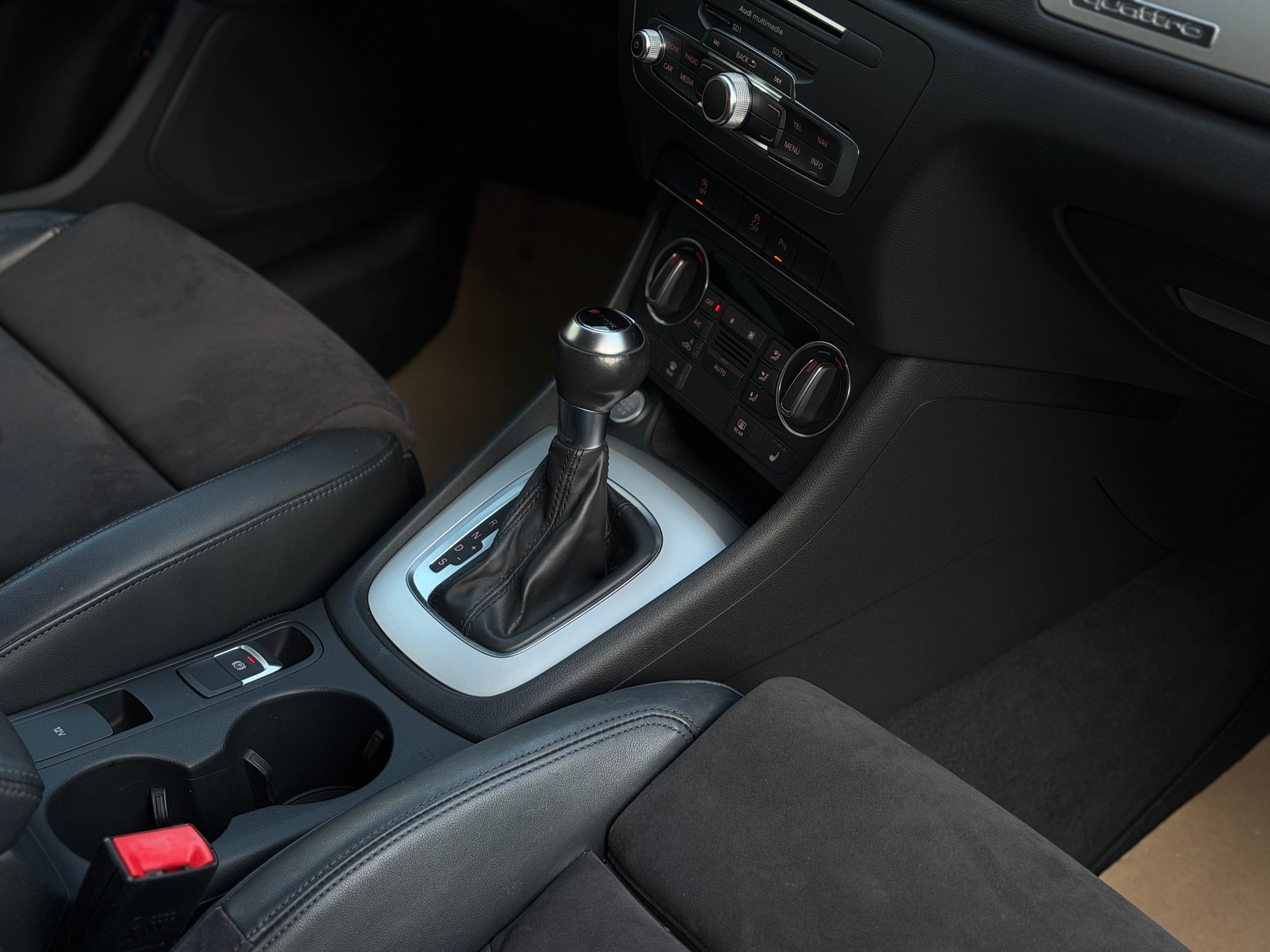 AUDI Q3 2.0 TFSI quattro S-tronic-image-17
